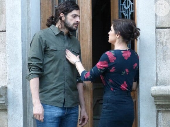Jairo (Julio Machado) leva Cora (Drica Moraes) para um matagal e exige que ela se entregue a ele, em 'Império"