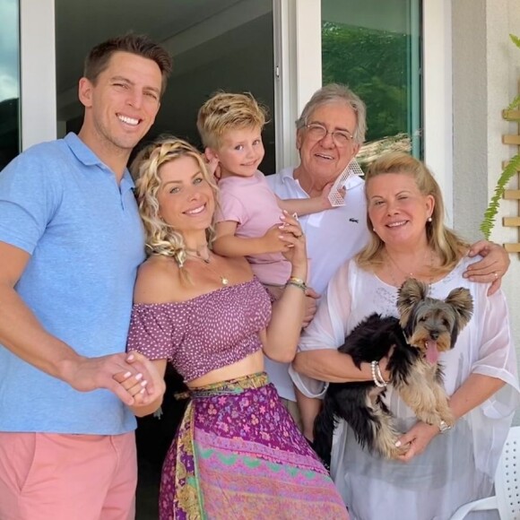 Karina Bacchi e Amaury Nunes começaram a namorar quando Enrico ainda era um bebê