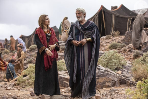 Novela 'Gênesis': faraó (André Ramiro) ordena que Sara (Adriana Garambone) deixe o Egito com Abraão (Zécarlos Machado)