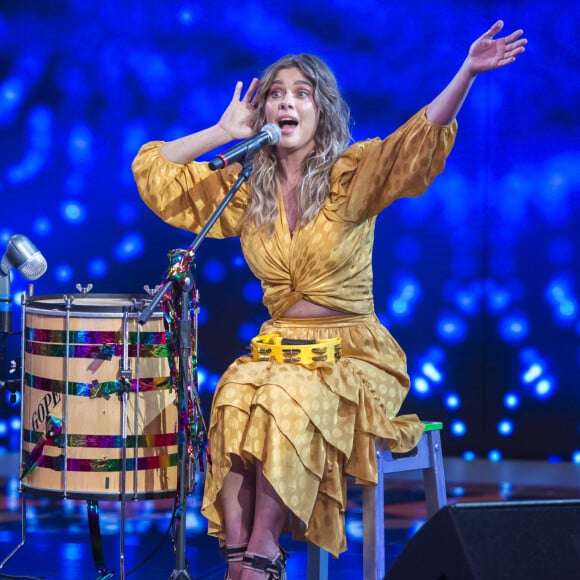 Mãe de 2, Carolina Dieckmann também tem lado cantora