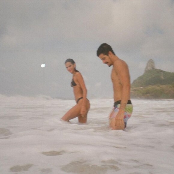 Bruna Marquezine Enzo Celulari foram flagrados pela primeira vez aos beijos em Noronha