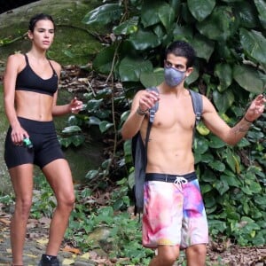 Bruna Marquezine e Enzo Celulari também foram clicados juntos após uma trilha, no Rio de Janeiro