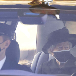 Rainha Elizabeth II acompanhou funeral do marido, Philip, dentro do carro