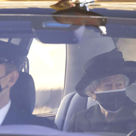 Rainha Elizabeth II acompanhou funeral do marido, Philip, dentro do carro