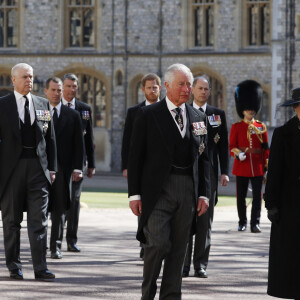 Príncipe Harry participou do cortejo funeral do avô, Philip