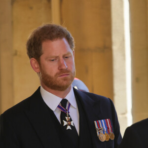 Príncipe Harry estava bastante emocionado no funeral do avó, Príncipe Philip