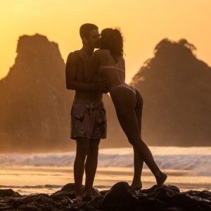 Foto de beijo de Bruna Marquezine em Enzo Celulari oficializou o namoro do casal de famosos. O registro foi feito pelo amigo fotógrafo Iaponã, do perfil @Neuronha