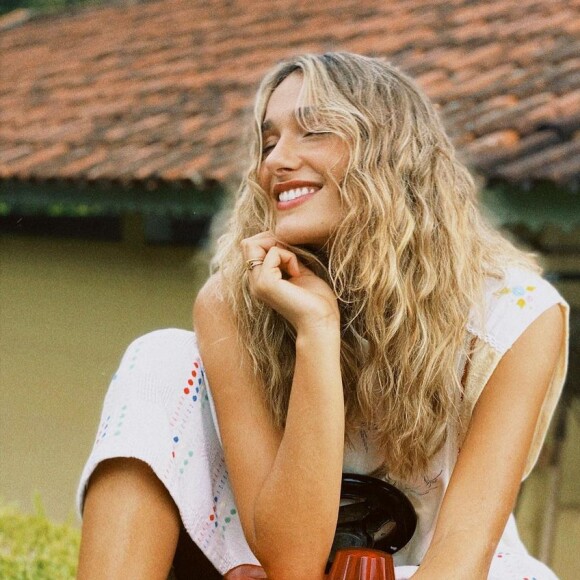 Sasha muda o visual e surge com cabelo colorido em nova foto