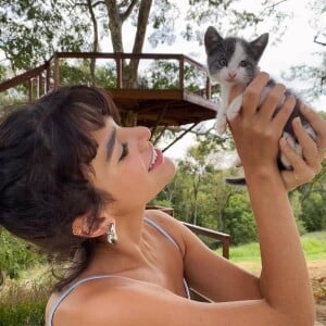 Bruna Marquezine posa com filho de gato adotado com Enzo Celulari