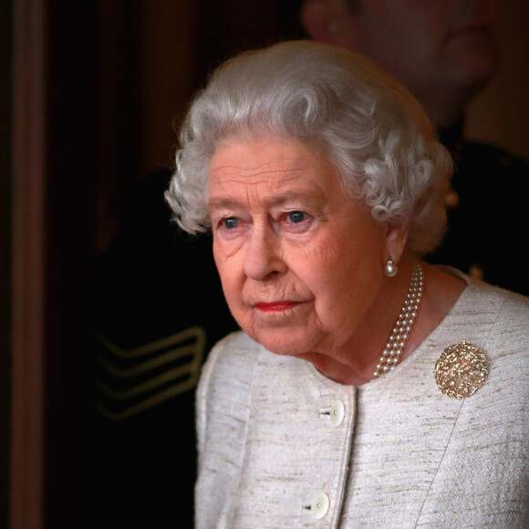 Rainha Elizabeth II lamenta 'período de grande tristeza' após morte de Príncipe Philip