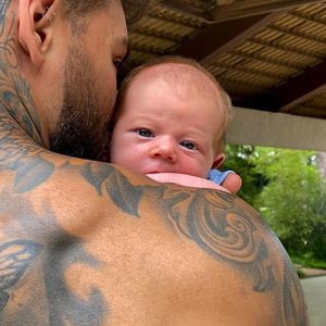 Lucas Lucco filmou a mãe, Karina, malhando com Luca no colo