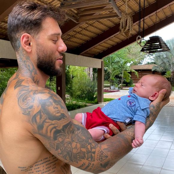 Filho de Lucas Lucco para de chorar ao 'treinar' com a mãe do cantor, Karina: 'Vovó fitness'