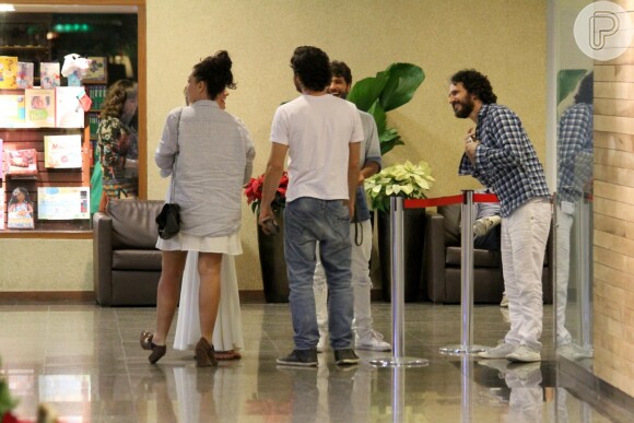 Bruno Gagliasso, Giovanna Ewbank, Fabiula Nascimento e Marco Pigossi encontram Caco Ciocler no shopping