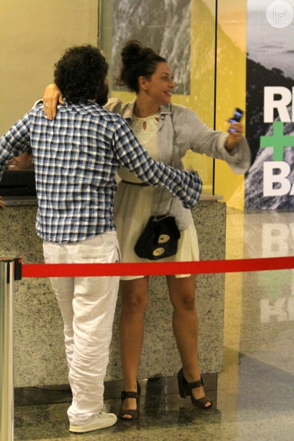 Bruno Gagliasso, Giovanna Ewbank, Fabiula Nascimento e Marco Pigossi encontram Caco Ciocler no shopping