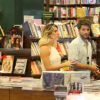 Bruno Gagliasos e Giovanna Ewbank vão à livraria