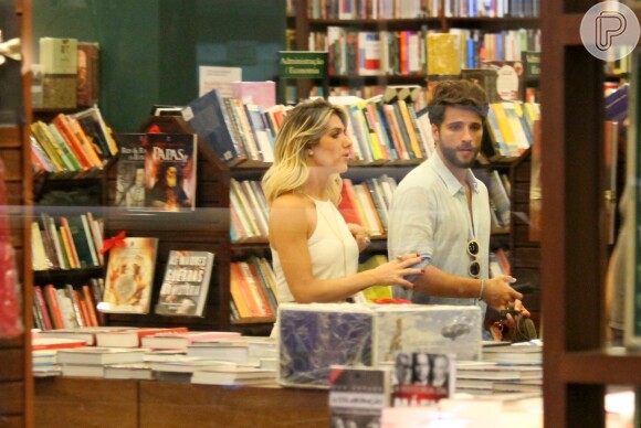 Bruno Gagliasos e Giovanna Ewbank vão à livraria