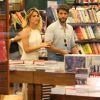 Bruno Gagliasos e Giovanna Ewbank vão à livraria