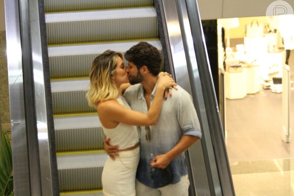 Bruno Gagliasso e Giovanna Ewbank se beijam em escada rolante do shopping carioca