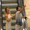 Bruno Gagliasso e Giovanna Ewbank trocam carinhos na escada rolante