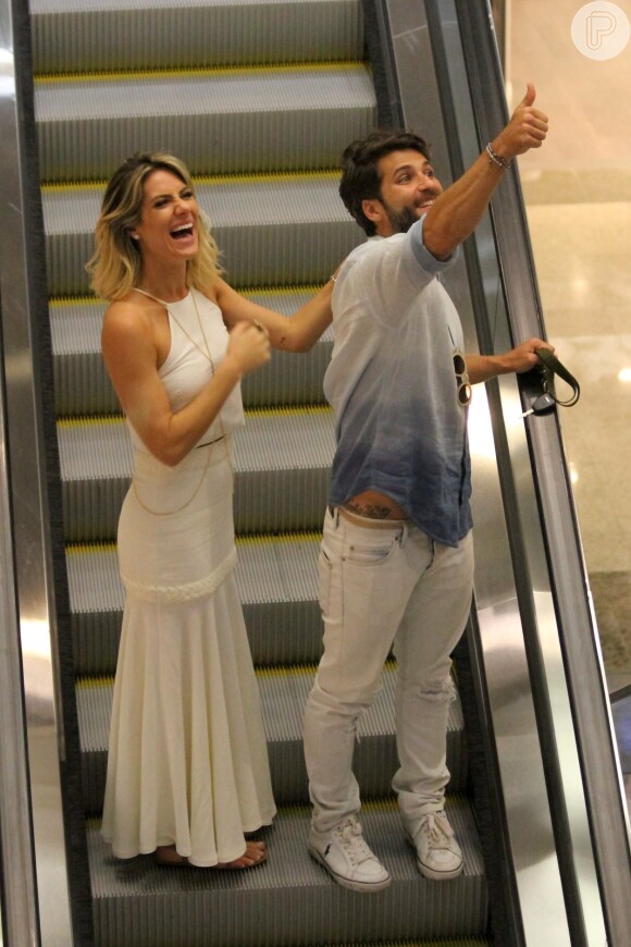 Bruno Gagliasso e Giovanna Ewbank trocam carinhos na escada rolante