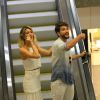 Bruno Gagliasso e Giovanna Ewbank trocam carinhos na escada rolante