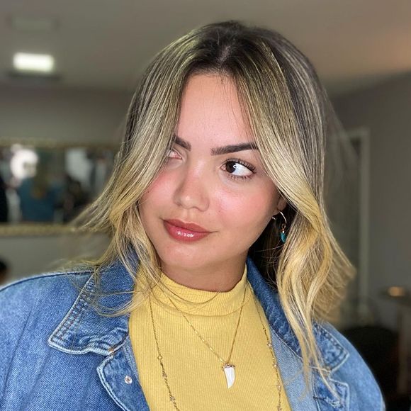 Suzanna Freitas explicou que esqueceu de depilar o buço e usou a lâmina para tirar os pelos