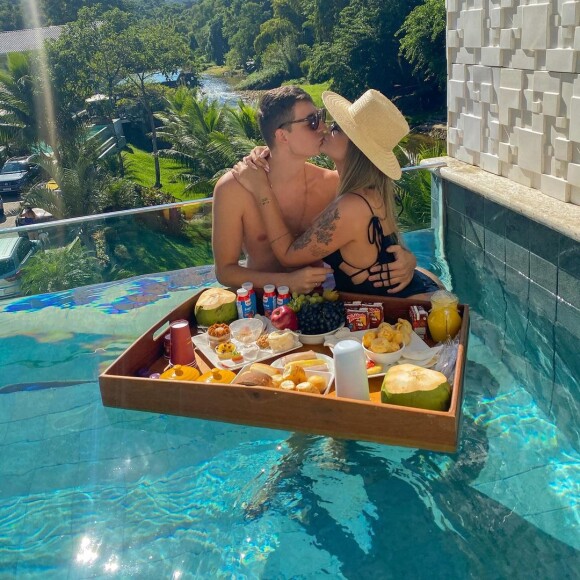 Suzanna Freitas viajou acompanhada pelo namorado