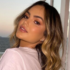 Suzanna Freitas agitou a web ao aparecer usando lâmina de barbear no rosto