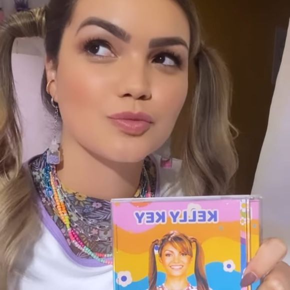 Suzanna Freitas impressiona pela semelhança com Kelly Key