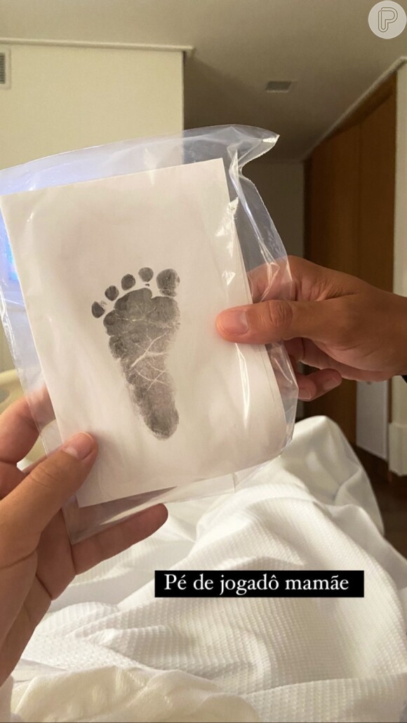 Cris Rozeira revela nascimento do filho com foto do teste do pézinho