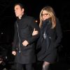 Jennifer Aniston chega acompanhada do noivo, Justin Theroux