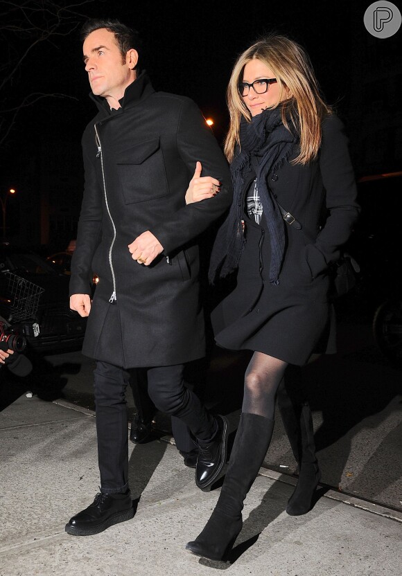 Jennifer Aniston chega acompanhada do noivo, Justin Theroux