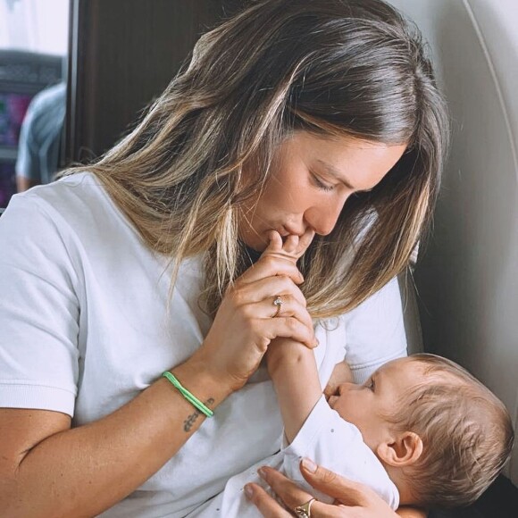 Giovanna Ewbank ainda amamenta o filho caçula