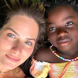 Giovanna Ewbank mostrou fotos de uma campanha publicitária que fez com a filha, Títi, e a menina roubou a cena