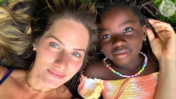 Giovanna Ewbank mostrou fotos de uma campanha publicitária que fez com a filha, Títi, e a menina roubou a cena
