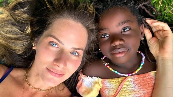 Giovanna Ewbank aparece em novas fotos com a filha e altura da menina impressiona. Veja