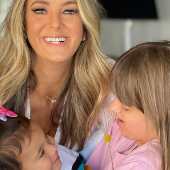 Cesar Tralli se encantou com foto de abraço de Ticiane Pinheiro nas filhas, Rafaella e Manuella: 'Muito amor envolvido'