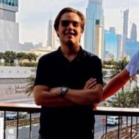 Filho de Faustão, João Guilherme aparece 50 kg mais magro em foto de férias em Dubai