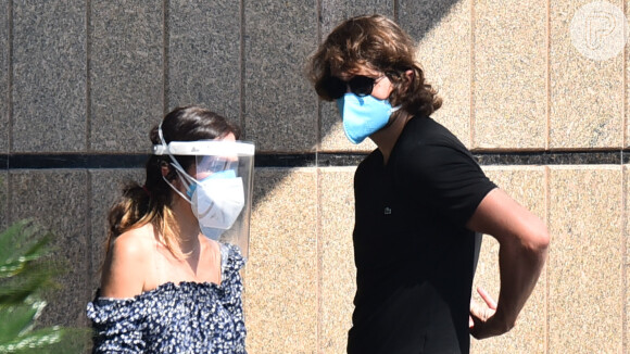 Tatá Werneck defende uso de máscara e face shield em velório de Paulo Gustavo: 'Responsável'