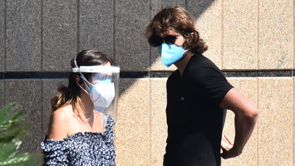Tatá Werneck defende uso de máscara e face shield em velório de Paulo Gustavo: 'Responsável'