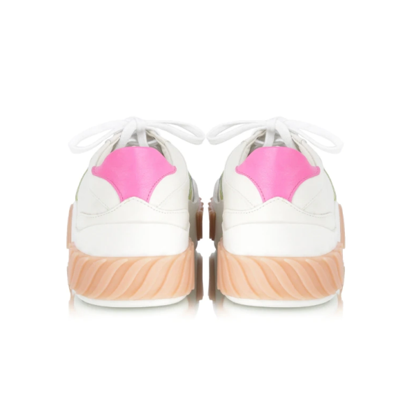 Tênis usado por Juliette é feito em couro off white possui detalhes em azul bic, rosa babaloo e maçã verde, além de um salto plataforma de 3 cm com detalhe tratorado na parte frontal e traseiras