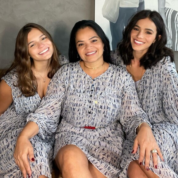 A beleza e a semelhança entre Bruna Marquezine, a irmã e a mãe foram ressaltadas na web