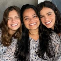 Bruna Marquezine combina look com mãe e irmã em foto e web comenta: 'Máquina de xerox'