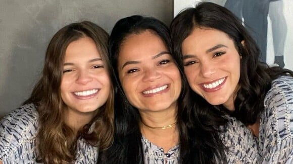 Bruna Marquezine combina look com mãe e irmã em foto e web comenta: 'Máquina de xerox'