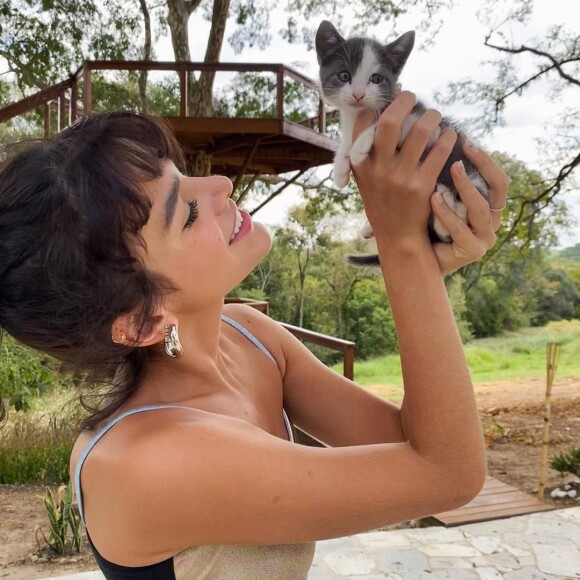 Bruna Marquezine e Enzo Celulari adotaram uma gatinha