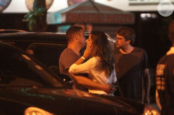 Ronaldo abraça a namorada, Paula Morais