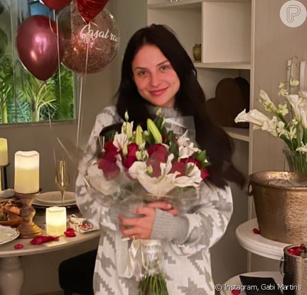 Gabi Martins ganha surpresa romântica de Tierry em comemoração aos 4 meses de namoro. Fotos e vídeo!