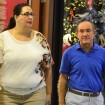 Renato Aragão e a mulher, Lilian, passeiam e veem decoração natalina de shopping