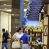 Renato Aragão e a mulher, Lilian, ficaram alguns minutos apreciando a decoração de Natal do shopping