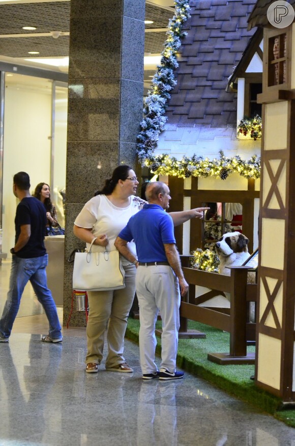 Renato Aragão e a mulher, Lilian, ficaram alguns minutos apreciando a decoração de Natal do shopping